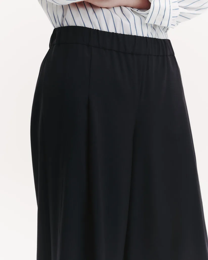 Eva with Tux Pleat in Midnight