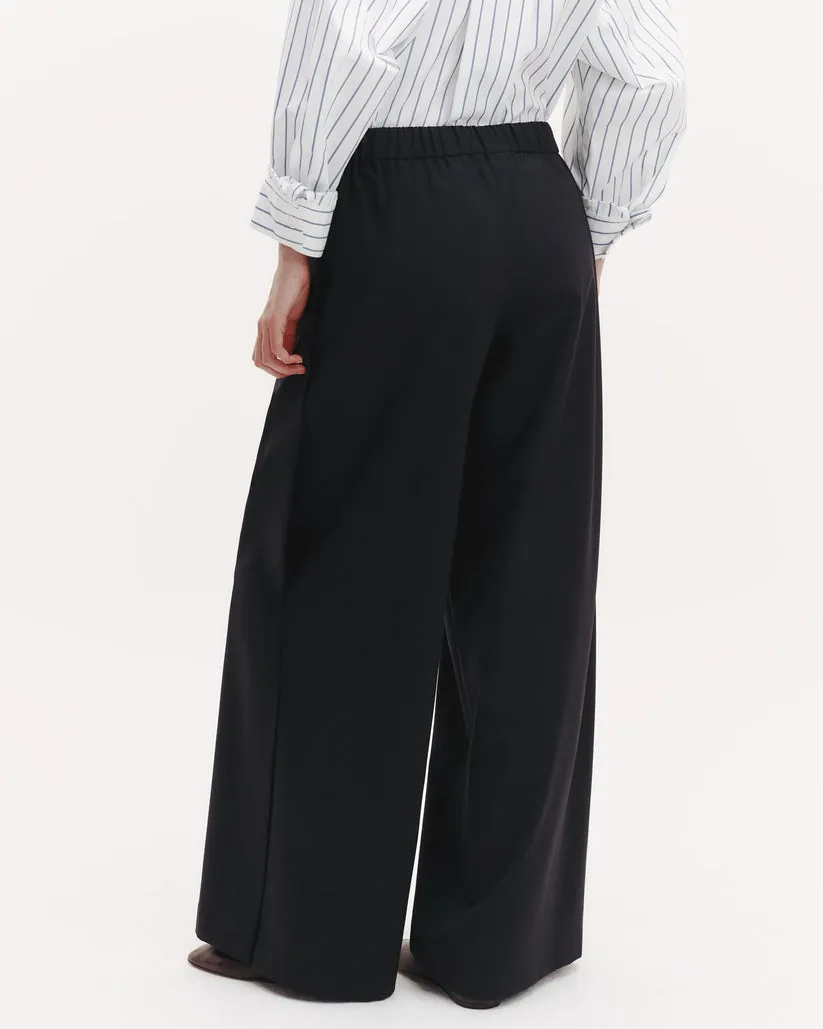 Eva with Tux Pleat in Midnight