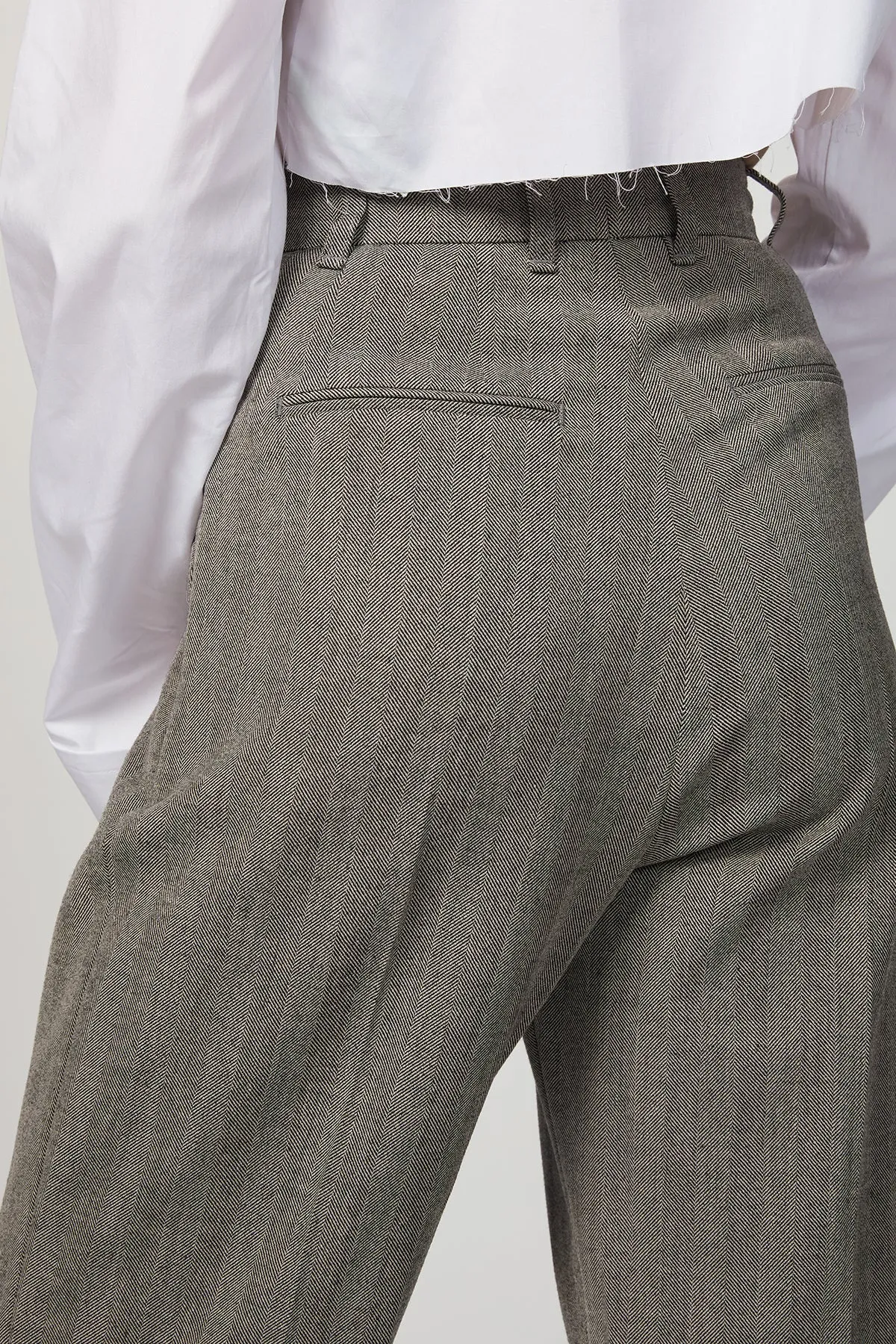PLEATED HIGH-RISE TAPERED PANTS