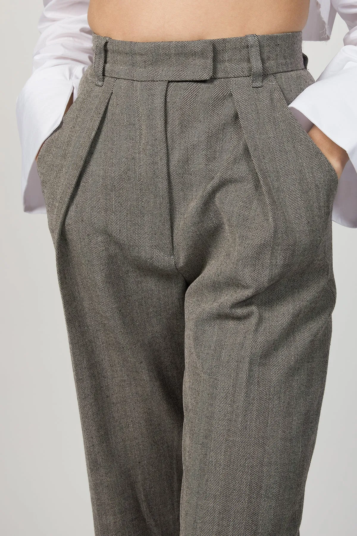 PLEATED HIGH-RISE TAPERED PANTS