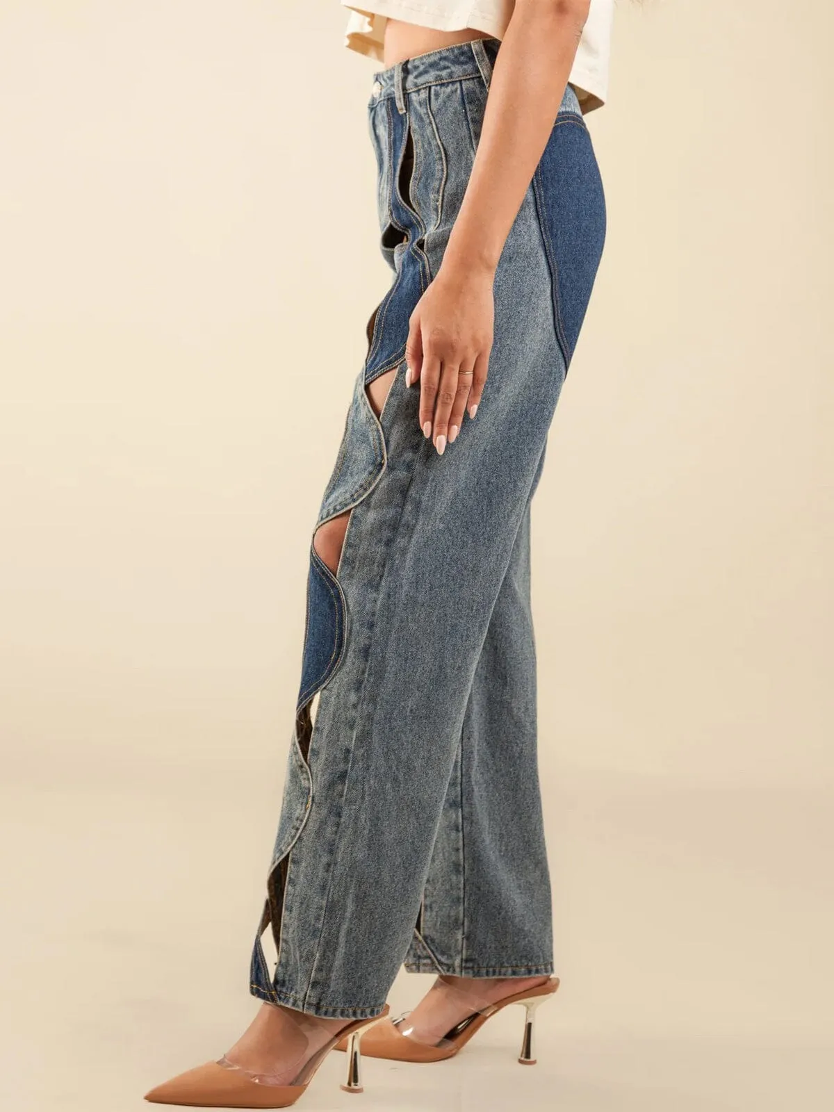 WOMEN'S BUTTON CLOSURE CUT OUT DETAILED DENIM PANTS