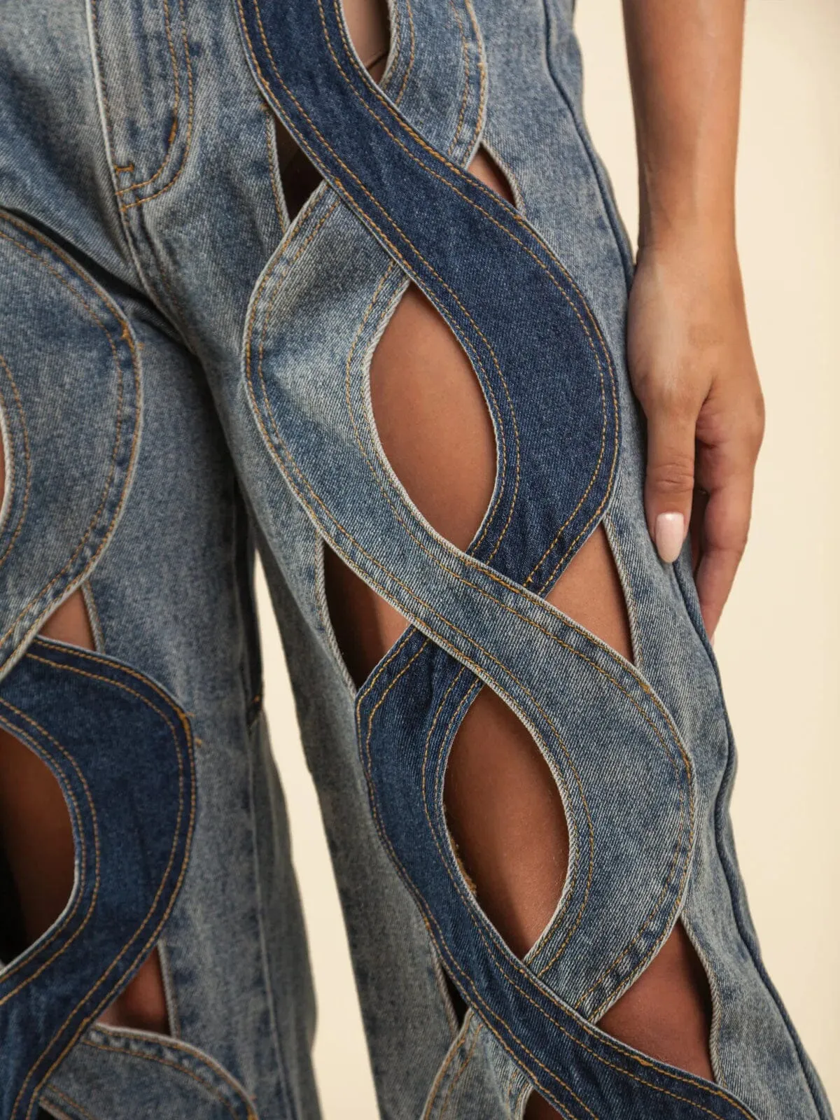 WOMEN'S BUTTON CLOSURE CUT OUT DETAILED DENIM PANTS